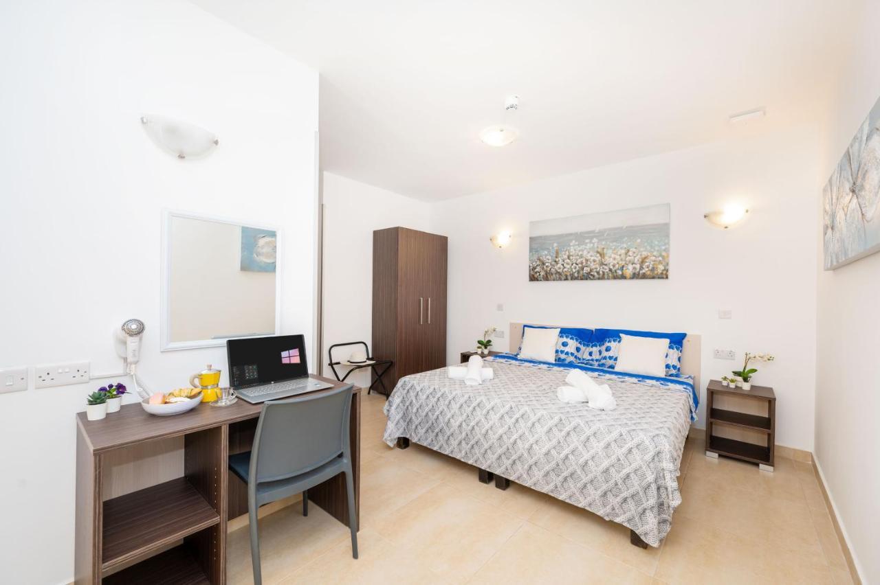 Islet Promenade Seafront Family Apartment With 2 Balconies By Getawaysmalta St. Paul's Bay Exterior foto