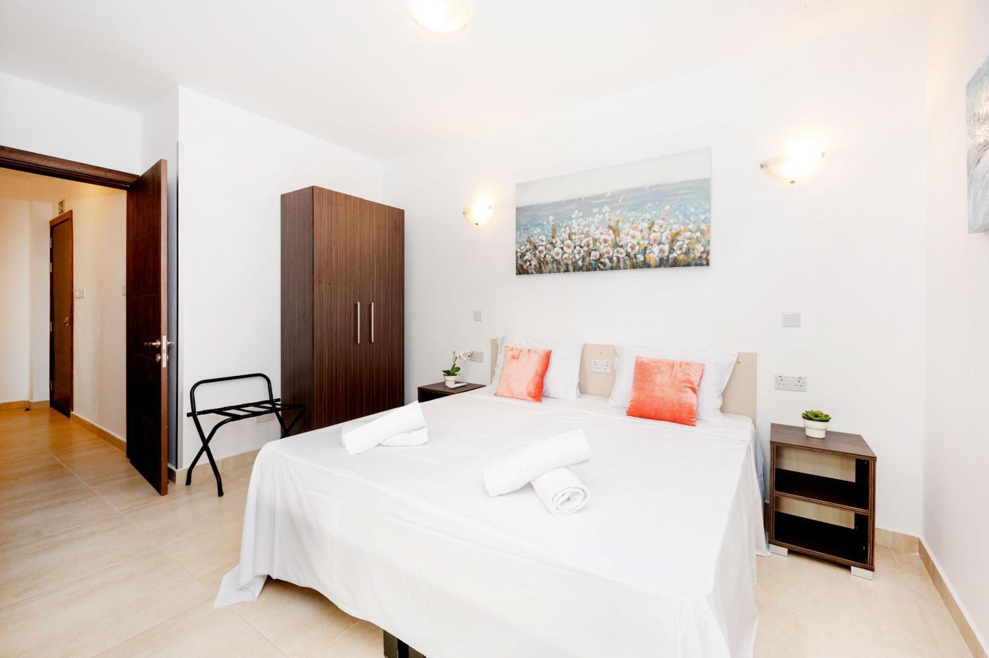 Islet Promenade Seafront Family Apartment With 2 Balconies By Getawaysmalta St. Paul's Bay Exterior foto
