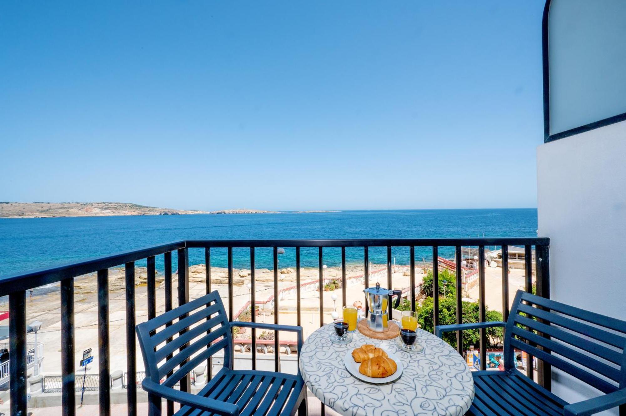 Islet Promenade Seafront Family Apartment With 2 Balconies By Getawaysmalta St. Paul's Bay Exterior foto