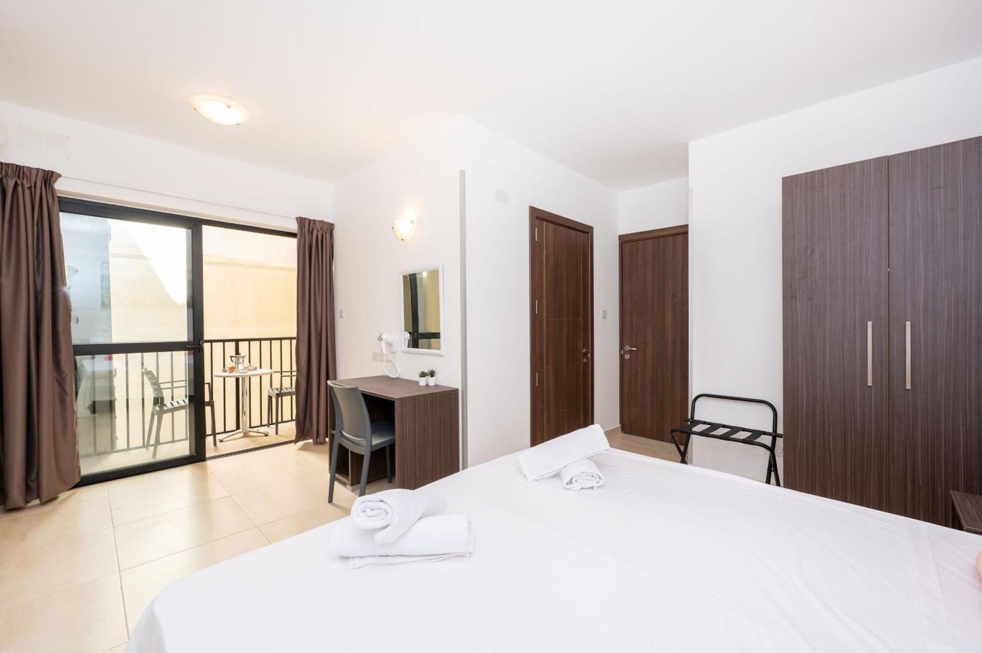 Islet Promenade Seafront Family Apartment With 2 Balconies By Getawaysmalta St. Paul's Bay Exterior foto